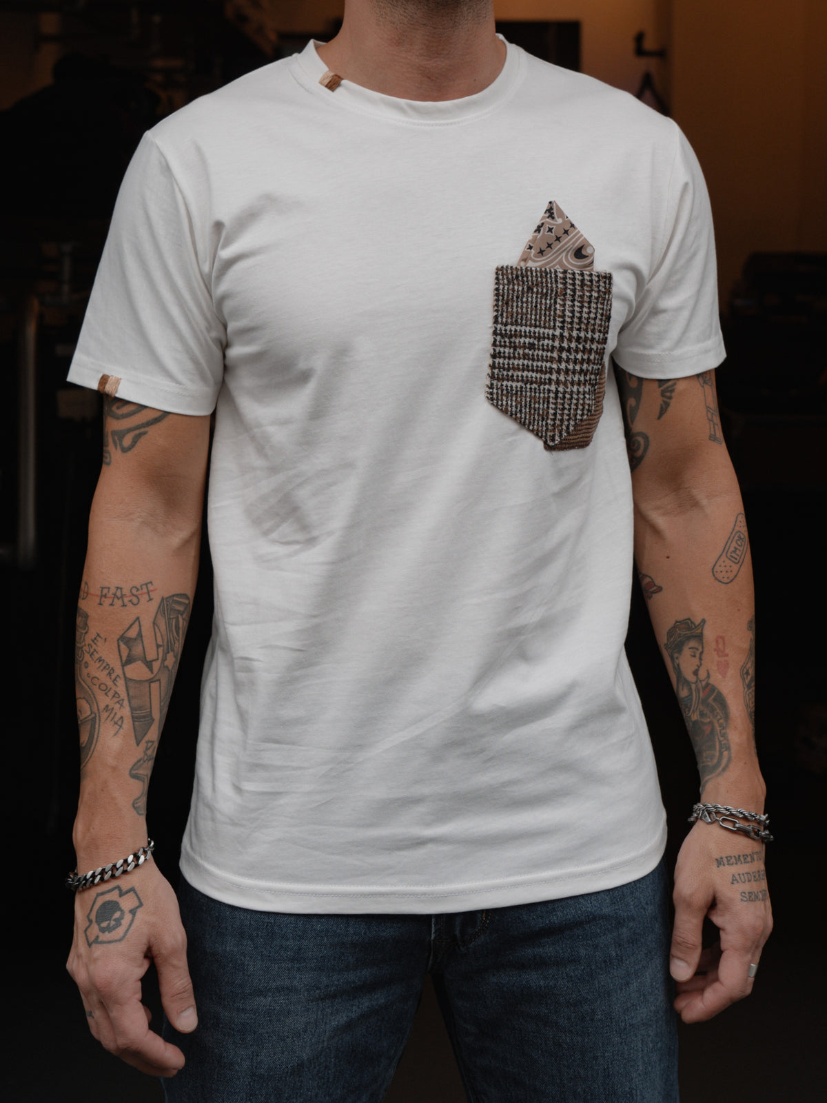 T-SHIRT CON TASCHINO A CONTRASTO