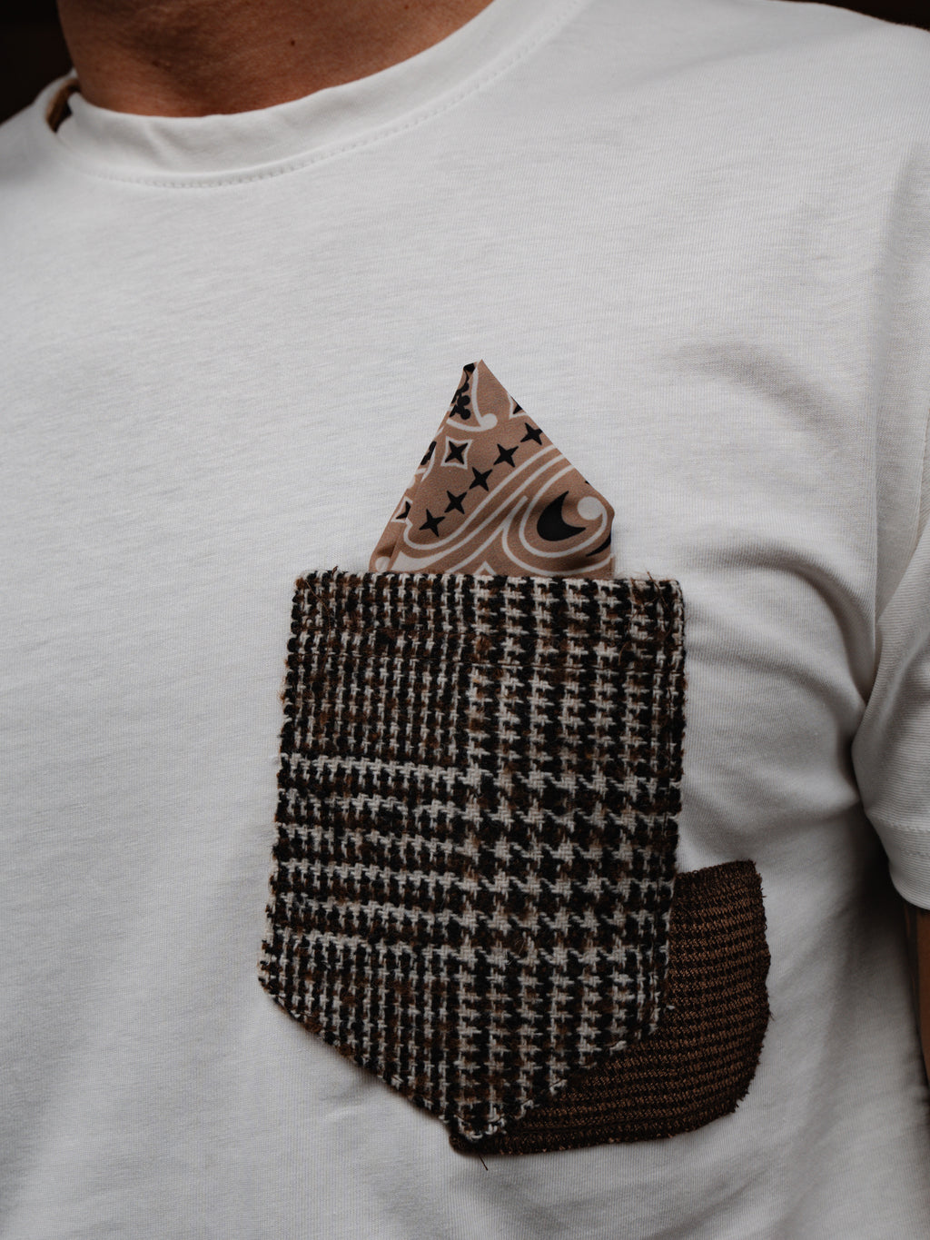 T-SHIRT CON TASCHINO A CONTRASTO