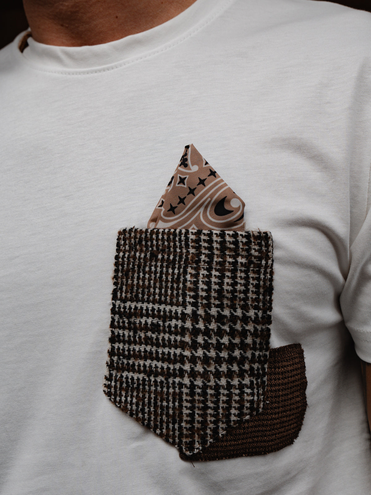 T-SHIRT CON TASCHINO A CONTRASTO