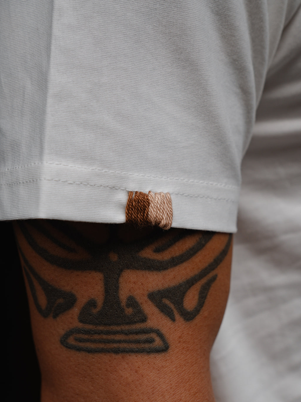 T-SHIRT CON TASCHINO A CONTRASTO