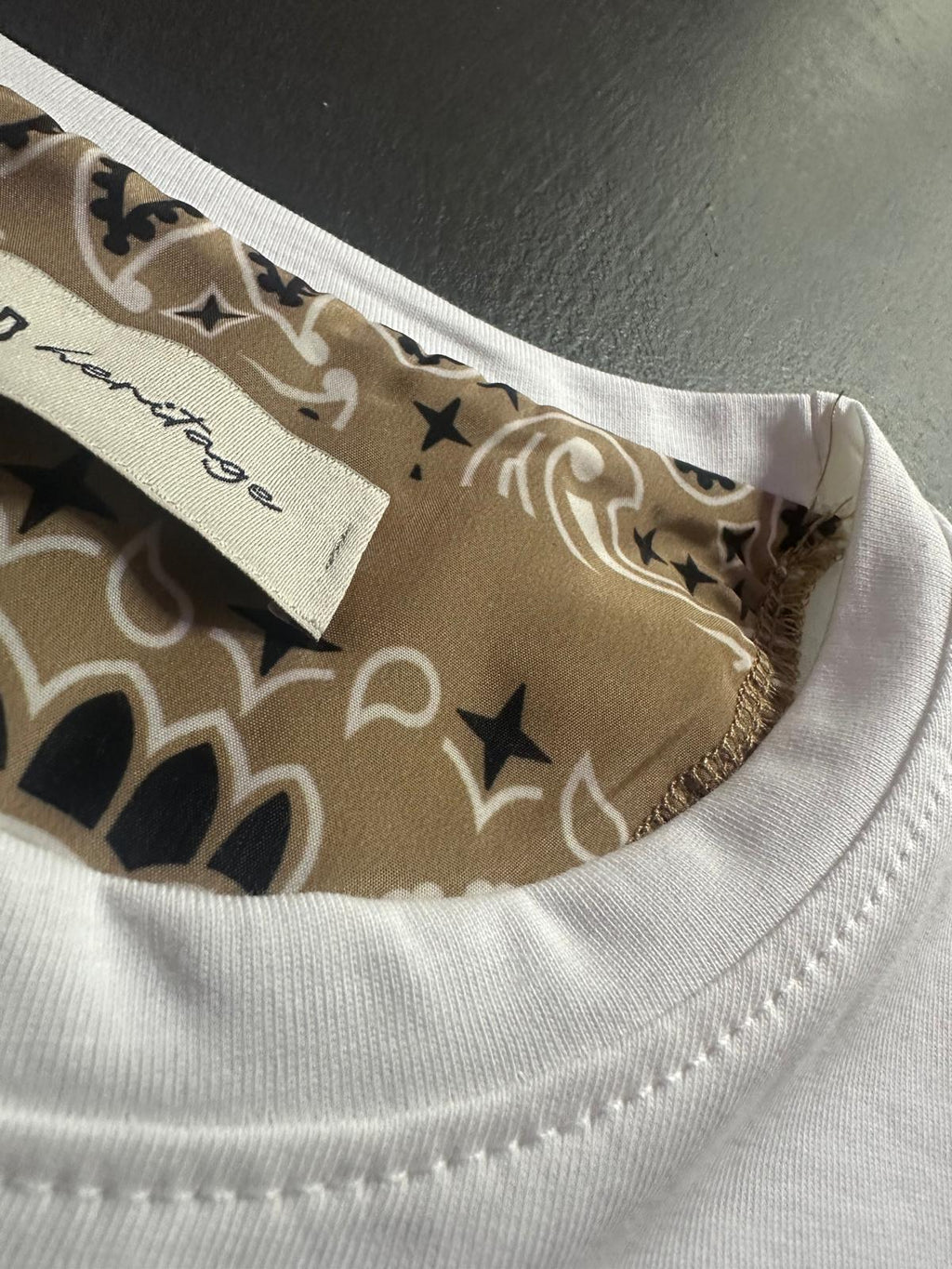 T-SHIRT CON TASCHINO A CONTRASTO