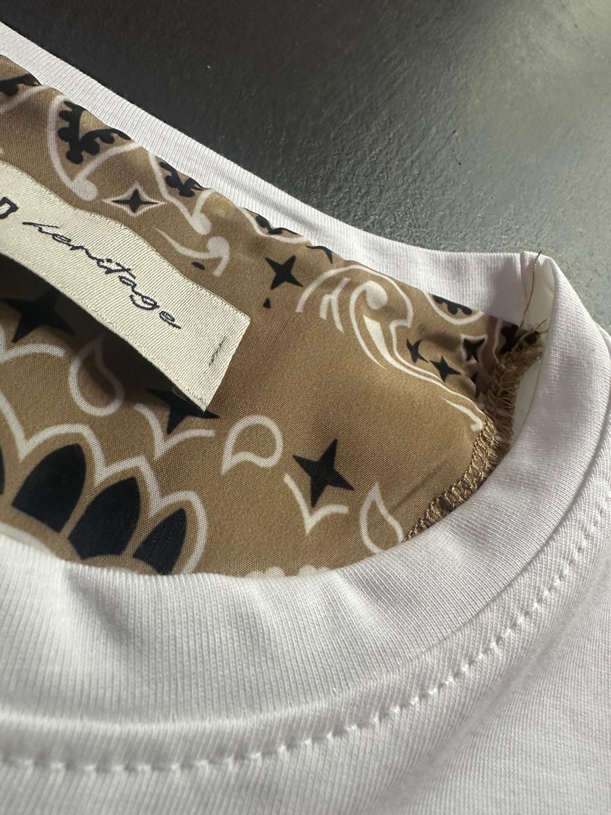 T-SHIRT CON TASCHINO A CONTRASTO