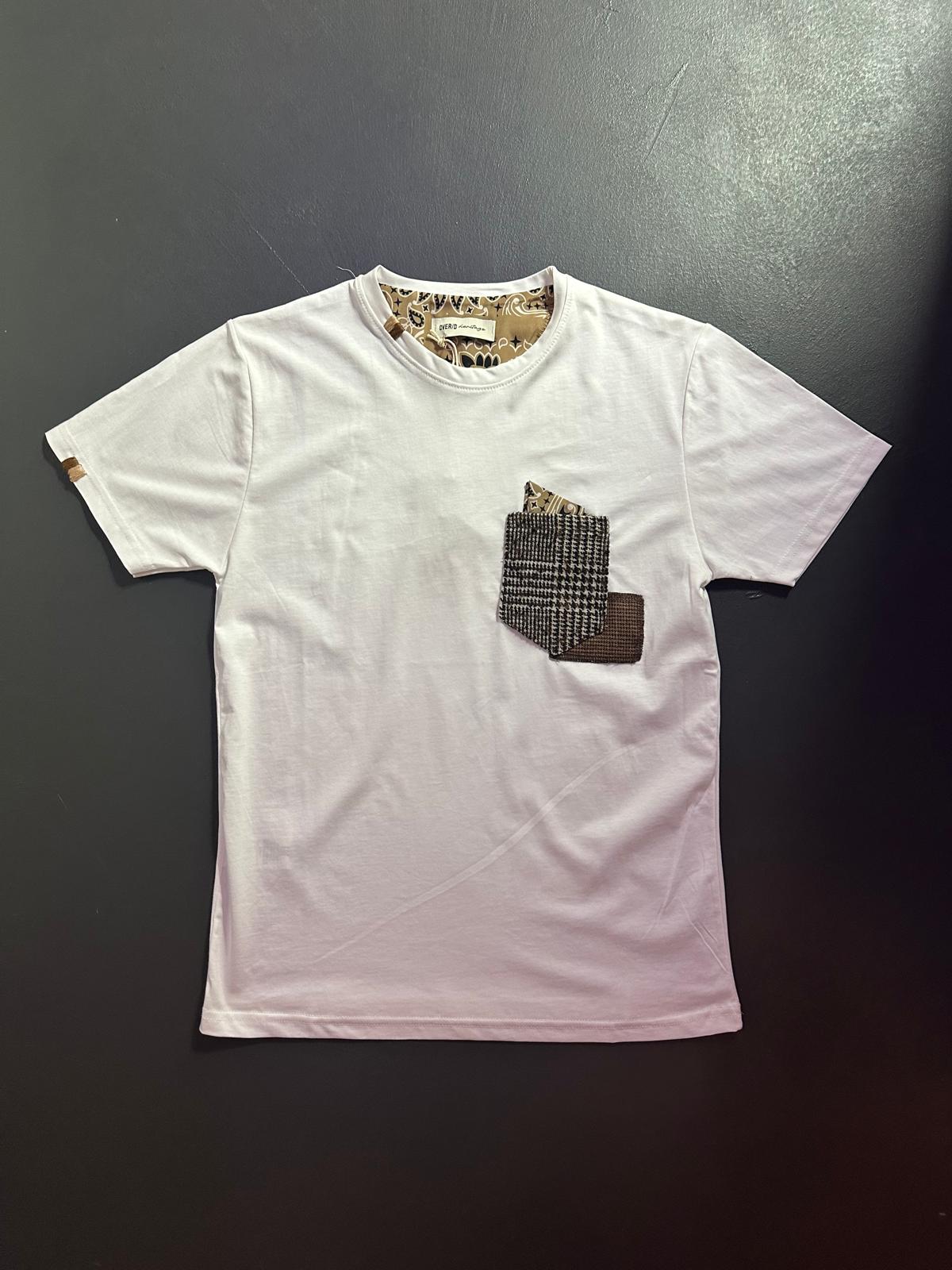 T-SHIRT CON TASCHINO A CONTRASTO